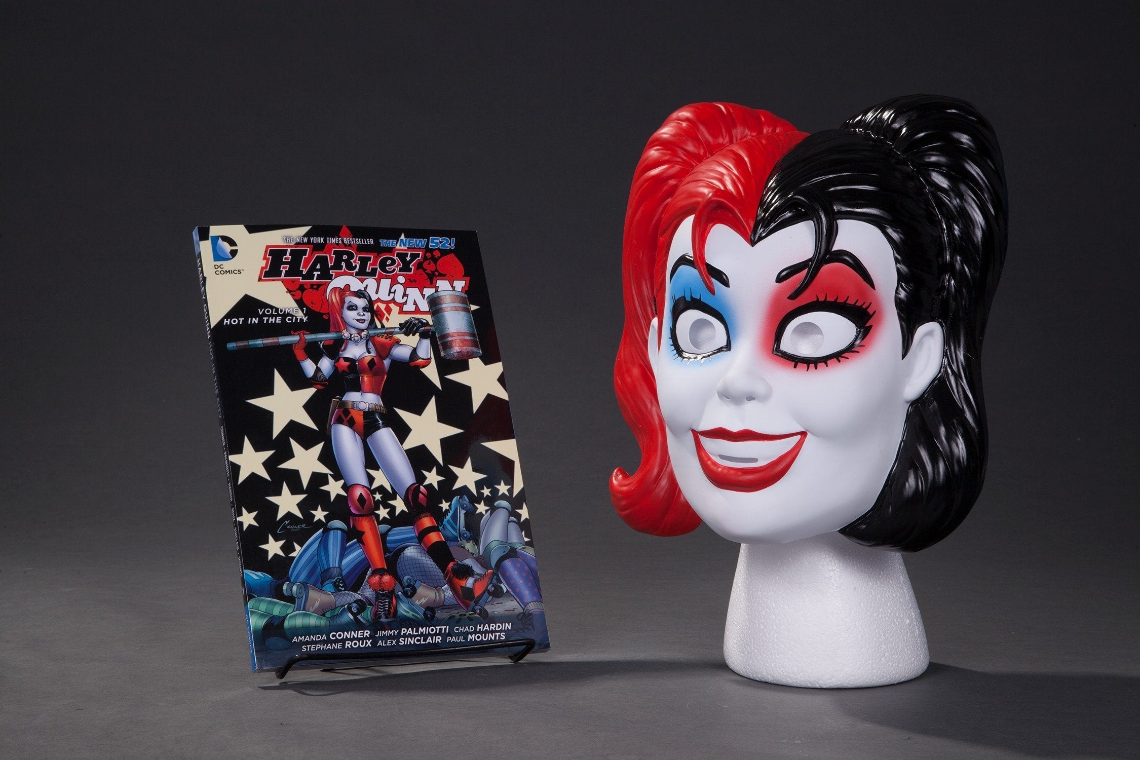 Harley Quinn : Hot in The City Book & Mask Set - The Comic Warehouse